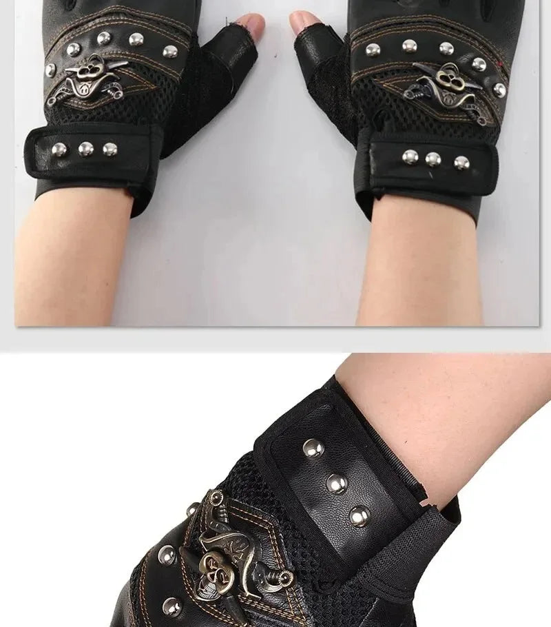 Schwarze Lederhandschuhe für Motorrad, mit silbernen Nieten und detaillierter Nähte.