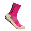 Un par de calcetines deportivos para fútbol antideslizantes en rosa brillante y beige para hombres.