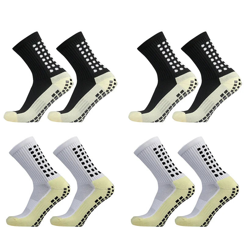 Ein Viererpack strapazierfähige rutschfeste Sportsocken schwarz-weiß von der Seite