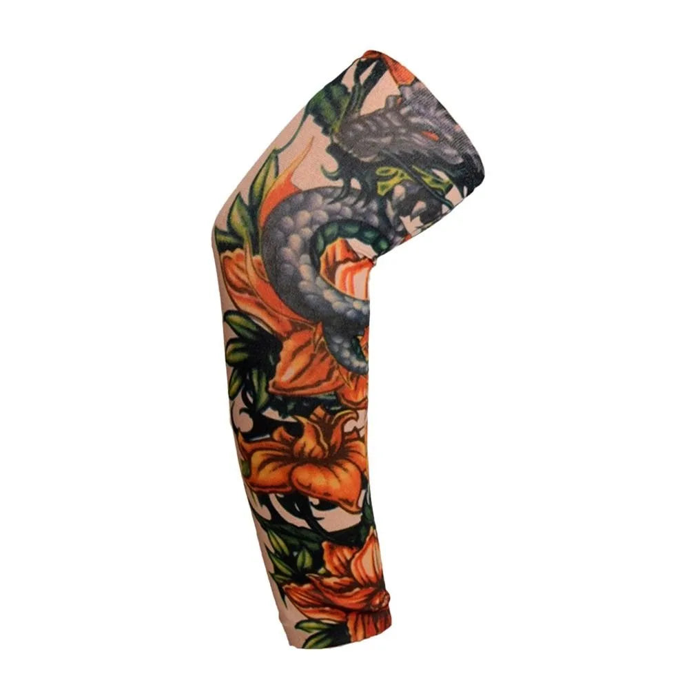 Primer plano de una manga protectora del brazo estampada con un dragón oscuro y diseño floral naranja.