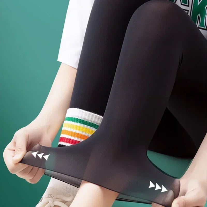 Leggings en peau de requin noire d'été portés par une personne, montrant le design des orteils.