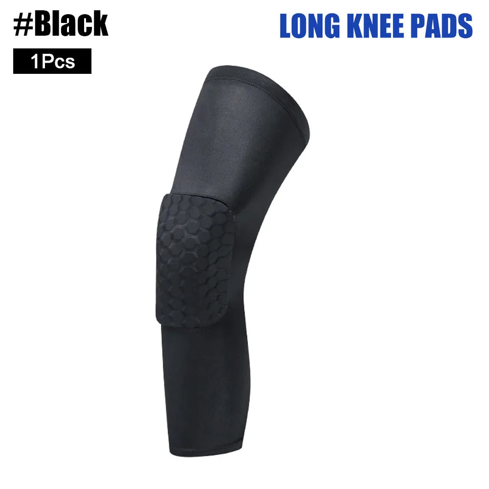 Un protector de rodilla largo y negro, con superficie texturizada para protección.