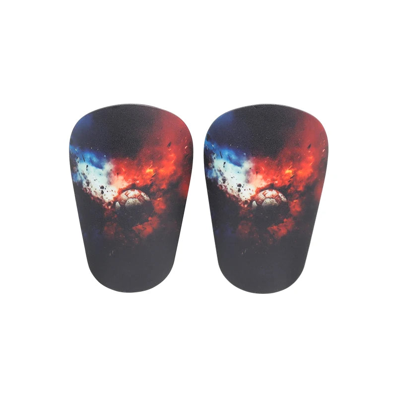 Un par de espinilleras de fútbol mini con diseño de nebulosa cósmica roja y azul.