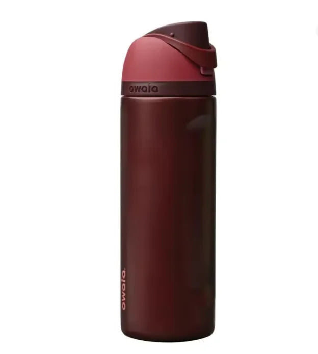 Dunkelrote isolierte Edelstahlflasche mit passender Deckel und Strohhalm.