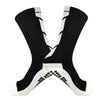 Ein Paar schwarze Performance-Sportsocken mit weißen Streifen und Bündeldetails.