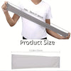 Une personne tient une manchette de gant de protection solaire gris, montrant sa mesure et une vue de face du produit.