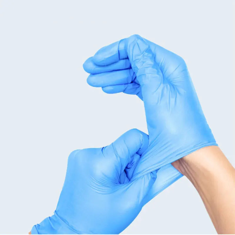 Une main portant un gant de nettoyage nitrile bleu clair saisit quelque chose.