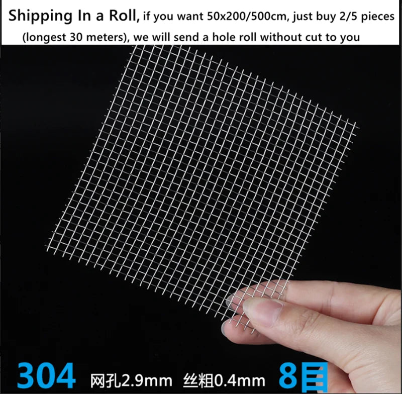 Une main tient un treillis de fil d'acier inoxydable 304, montrant son motif en grille et son épaisseur.