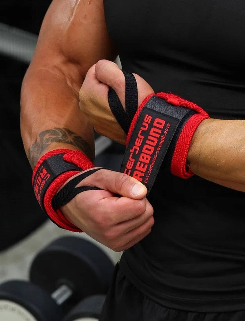 Gros plan sur le poignet d'une personne portant un bandage de musculation rouge et noir.