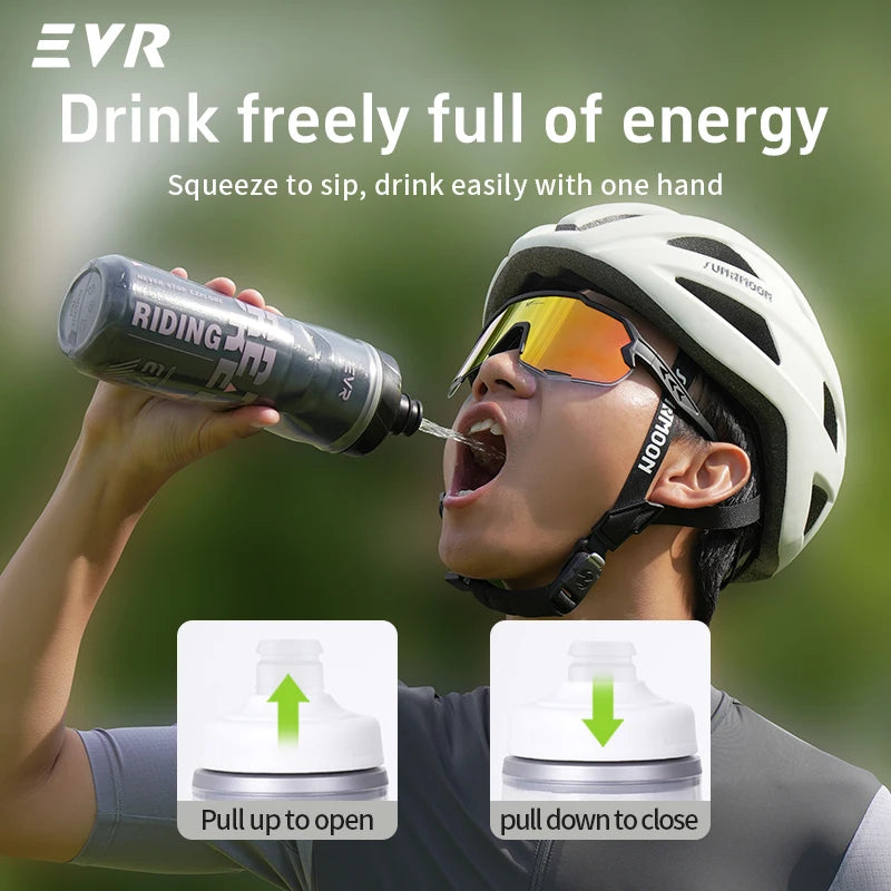 Una persona bebe de una botella de bebida EVR mientras lleva un casco de ciclismo.
