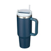 Tasse isotherme en acier inoxydable bleu foncé avec couvercle argenté et paille.