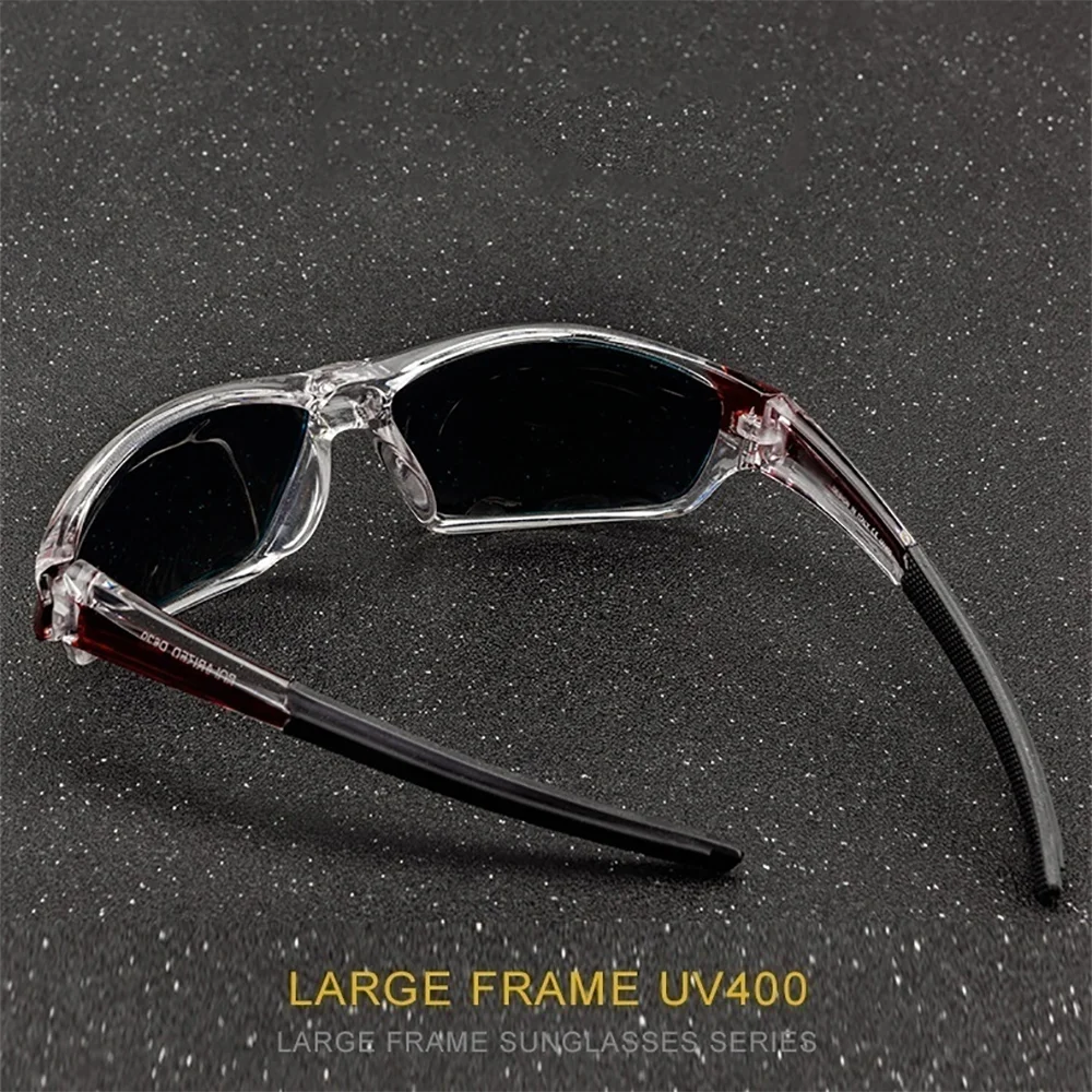 Lunettes de soleil UV400 avec monture noire et verres foncés sur une surface sombre.
