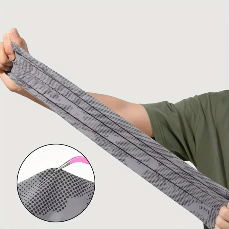 Une main tient une manche de bras de refroidissement UPF 50+ grise, avec un insert montrant le tissu texturé.