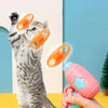 Un chaton joue avec un disque orange volant, tandis qu'une main tient une version rose et bleue.