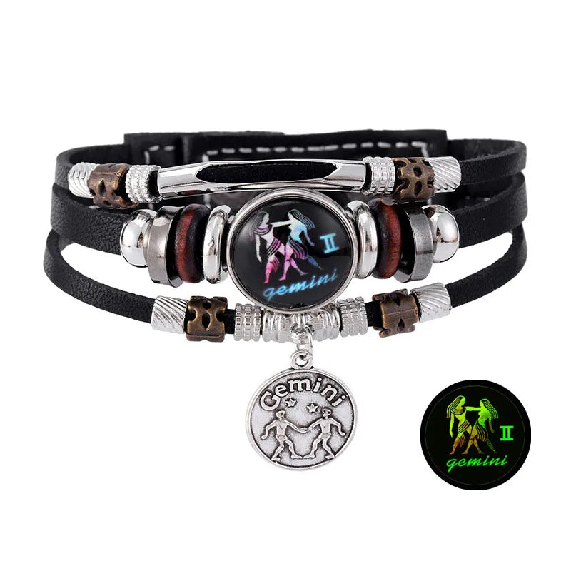 Pulsera de cuero negro con charms de constelaciones zodiacales y un colgante.