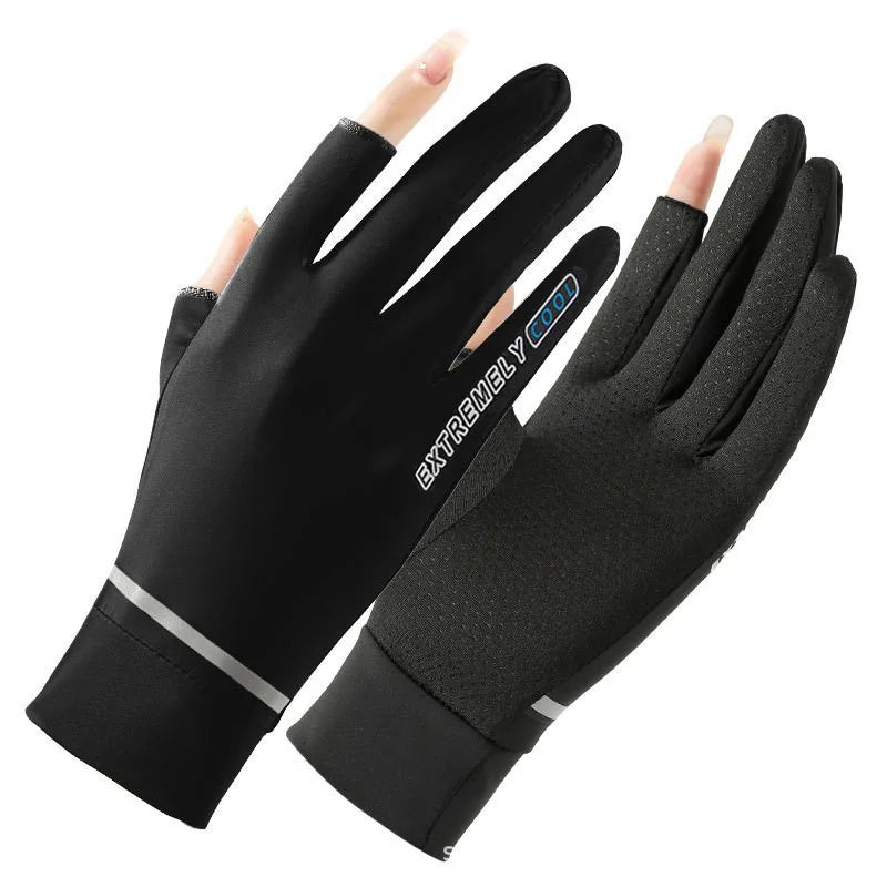 Guantes de ciclismo negros para protección solar mostrados en una mano.