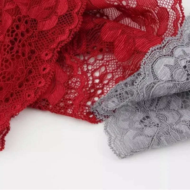 Primer plano de encaje floral rojo y gris, probablemente para bandas para la cabeza o ropa.