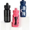 Un juego de tres botellas de agua para ciclismo resistentes en negro, rosa y azul sobre pedestales blancos.