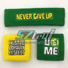 Un juego de tres pulseras bordadas en verde y amarillo con texto motivacional como 'NUNCA RINDAS', 'ESFUERZO', 'LEALTAD', etc