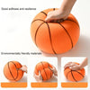 Une balle de basketball en mousse orange silencieuse tenue par une main, mettant en évidence sa douceur et sa résilience.