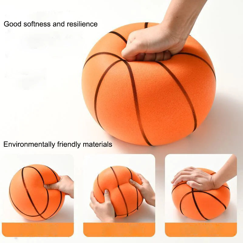 Une balle de basketball en mousse orange silencieuse tenue par une main, mettant en évidence sa douceur et sa résilience.