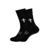 Un par de calcetines deportivos resistentes negros con cruces blancas en los dedos.