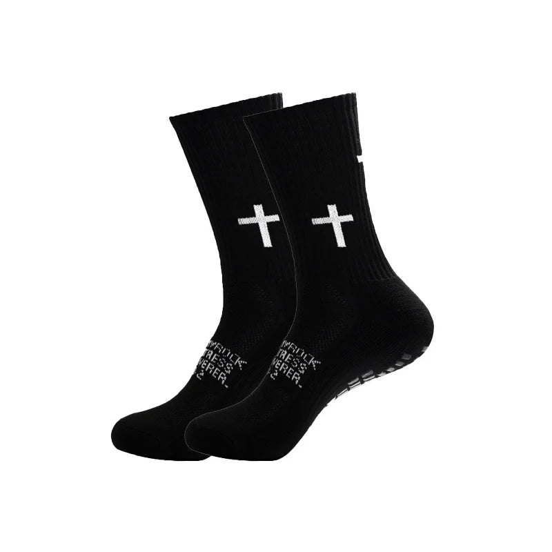 Un par de calcetines deportivos resistentes negros con cruces blancas en los dedos.