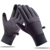 Un par de guantes de invierno impermeables y aislantes de color gris oscuro, vistos desde atrás y el lateral.