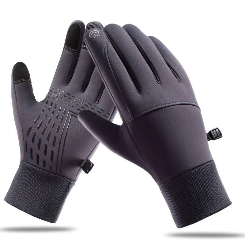 Un par de guantes de invierno impermeables y aislantes de color gris oscuro, vistos desde atrás y el lateral.