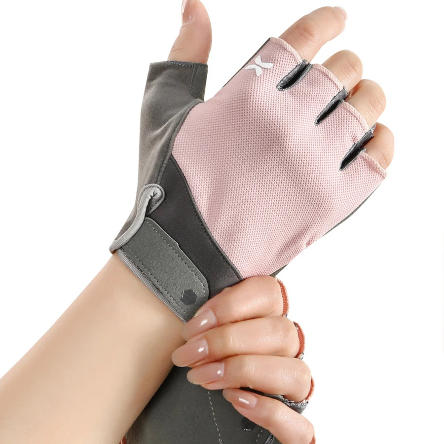 Una mano vistiendo un guante de ciclismo de media punta transpirable rosa y gris para mountain bike.
