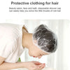 Una persona usa un gorro de ducha desechable transparente para proteger el cabello en un baño.