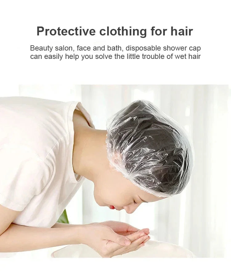 Una persona usa un gorro de ducha desechable transparente para proteger el cabello en un baño.