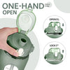Eine Hand öffnet eine wiederverwendbare Glasflasche mit Strohhalm, die Einhand-Öffnungs- und Verriegelungsfunktion demonstrie