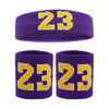 Un ensemble de bandeaux et bracelets de sport violets avec le numéro 23 en couture jaune.