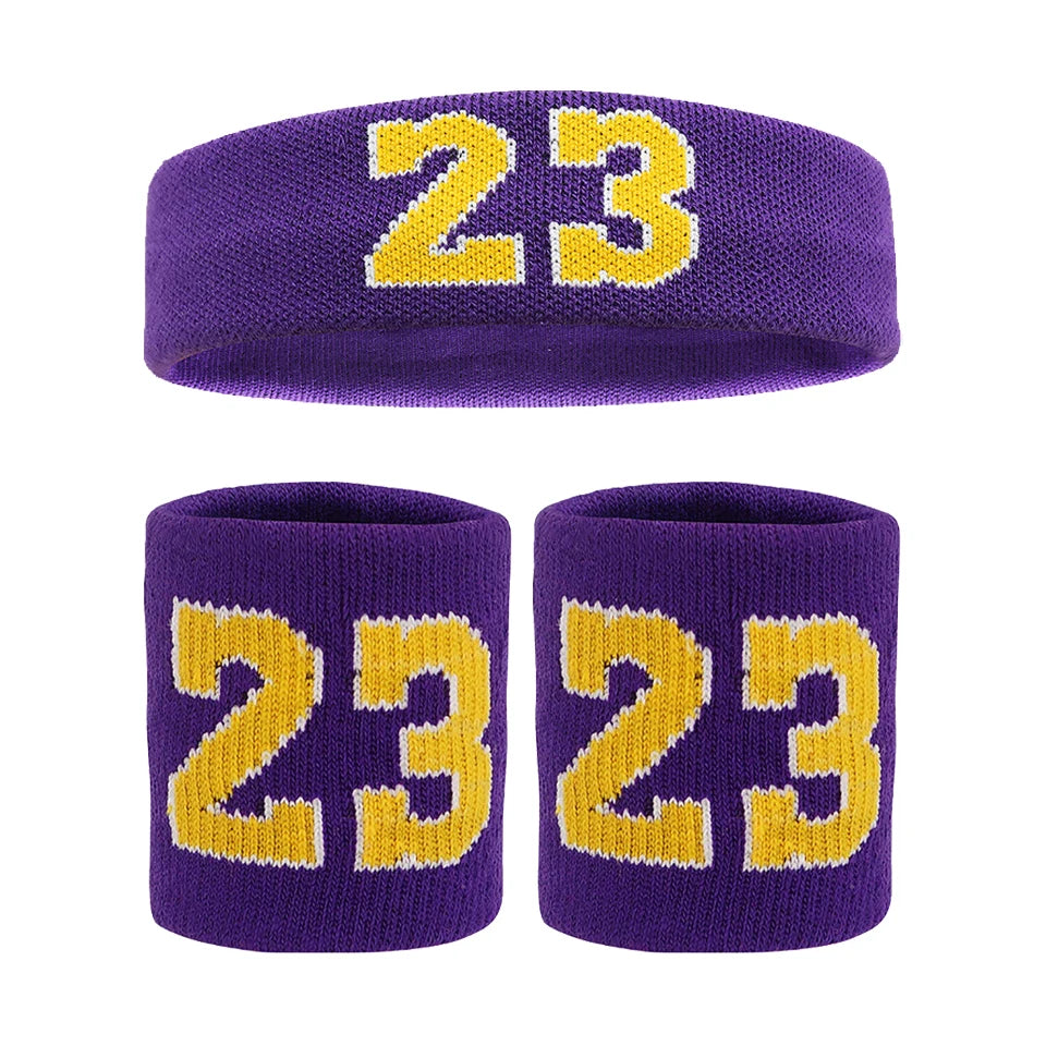 Un ensemble de bandeaux et bracelets de sport violets avec le numéro 23 en couture jaune.