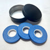 Deux couvercles noirs ronds et trois bandes élastiques bleues sont présentés sur une surface blanche.