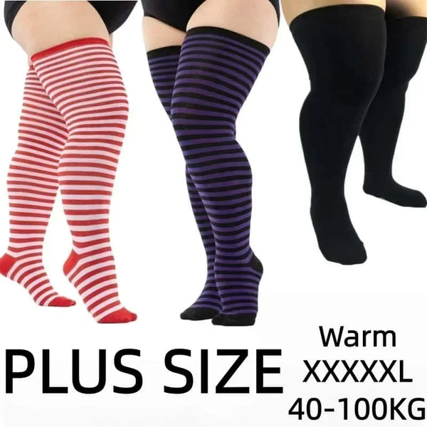 Trois paires de chaussettes montantes rayées oversize rouges et violettes pour la chaleur.