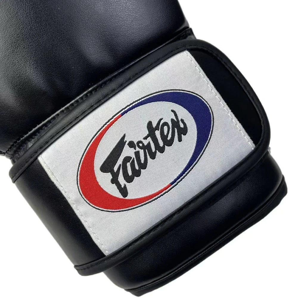 Nahaufnahme eines schwarzen Boxhandschuhs mit einem weißen und blauen Logo-Patch mit der Aufschrift Fairtex.