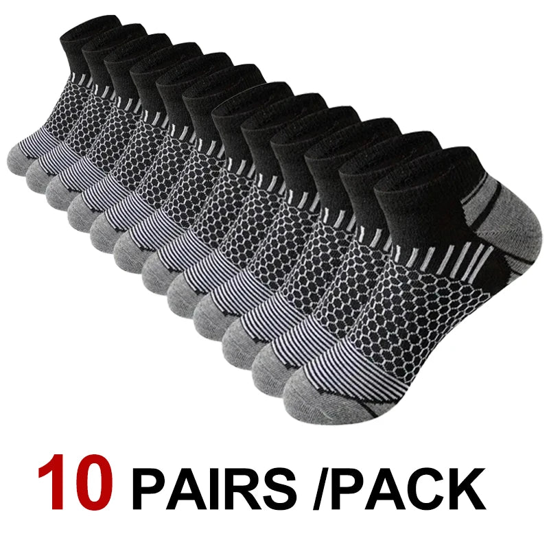 Un paquet de dix paires de chaussettes de sport noires et grises, respirantes et à coupe basse.