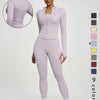 Modelin trägt ein lila Zweiteil-Yoga-Set mit langärmeligem Oberteil und Leggings.