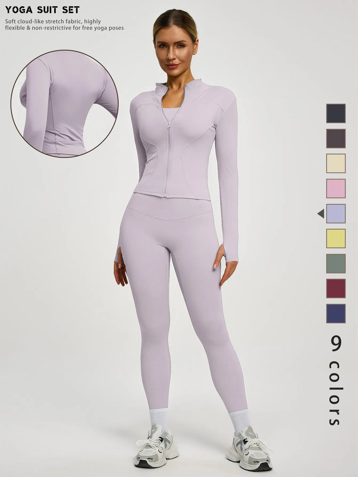 Modelin trägt ein lila Zweiteil-Yoga-Set mit langärmeligem Oberteil und Leggings.