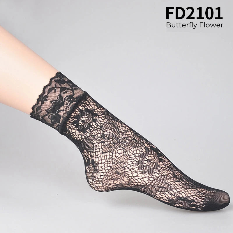 Schwarze florale Spitze Schmetterlingssocken auf einem Fuß
