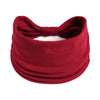 Un foulard de tissu rouge profond noué en nœud, adapté pour les cheveux et le style.