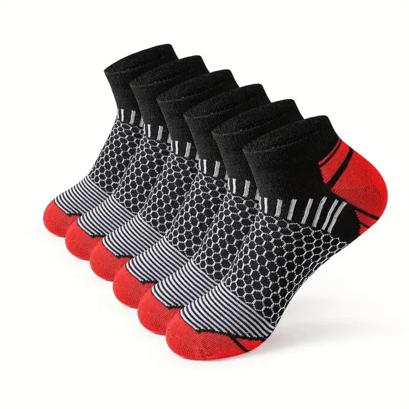 Pile de chaussettes de sport basses respirantes noires et rouges pour toute saison.