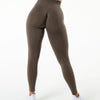 Un mannequin porte un legging de yoga sans couture à taille haute de couleur brun foncé.