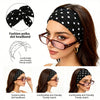 Eine Frau modelliert ein schwarz-polka-dottenes Stoff-Haarband und eine braunrandige Brille.