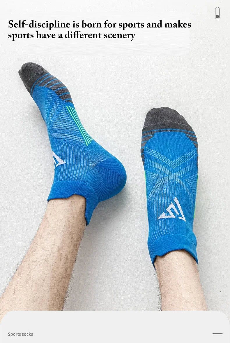 Ein Paar blaue Kompressions-Sportsocken, getragen am Fuß und Knöchel eines Menschen.