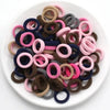 Haufen bunter Nylon-Elastikhaarspangen in verschiedenen Farben wie rosa, lila, braun und grau.