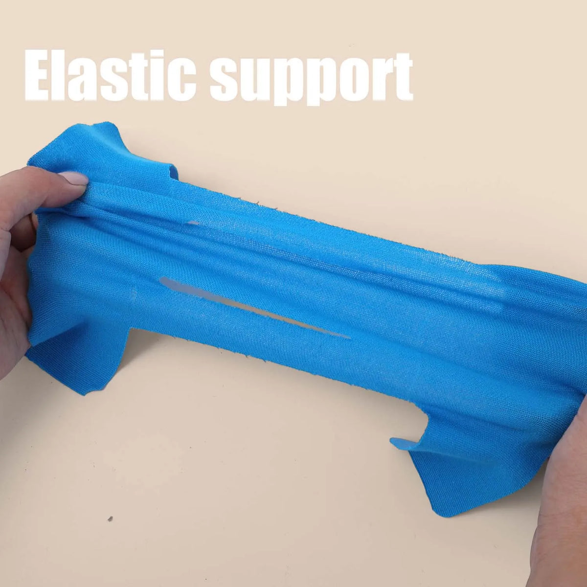 Hand hält blaues elastisches Kinesiotaping zur Linderung von Schulterschmerzen