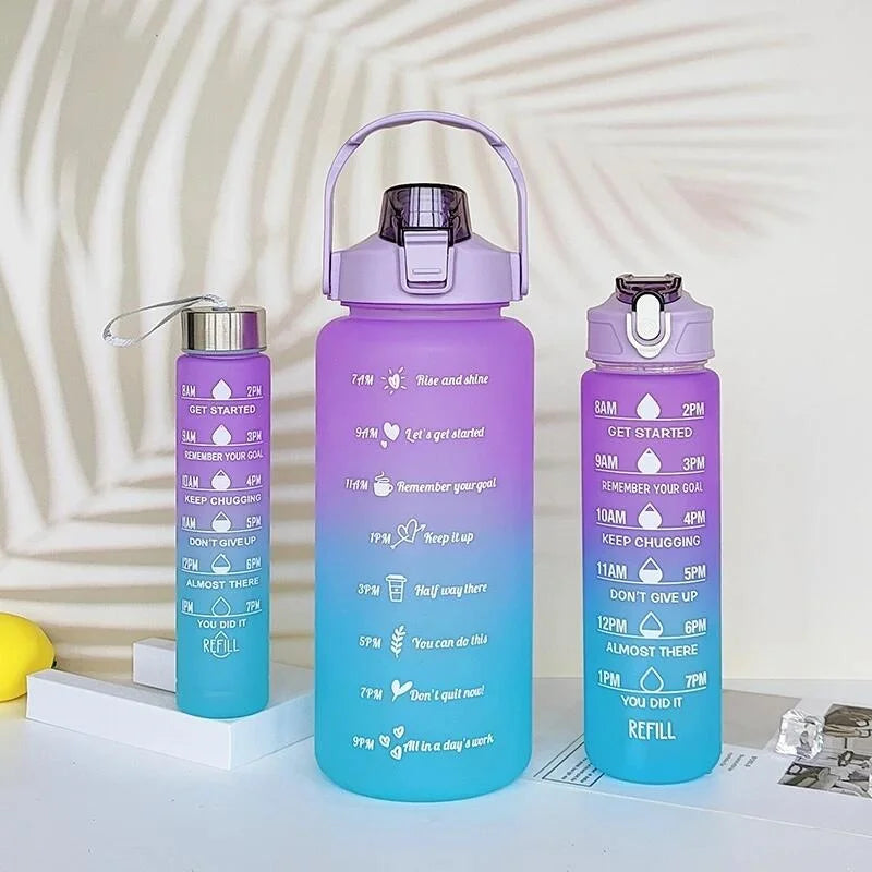 Un juego de botella deportiva de agua con degradado púrpura, pajita y tapa, mostrado sobre una superficie blanca.
